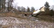 Ciężarówka wpadła do rzeki niedaleko Legnicy i uszkodziła wodociąg, mieszkańcy bez wody