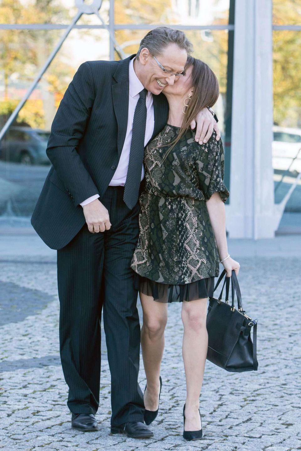Jacek Borkowski i Paulina Koziejowska całują się przed studiem "Pytanie na Śniadanie"