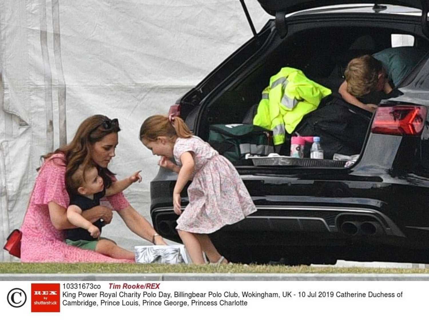 Kate Middleton z dziećmi w parku