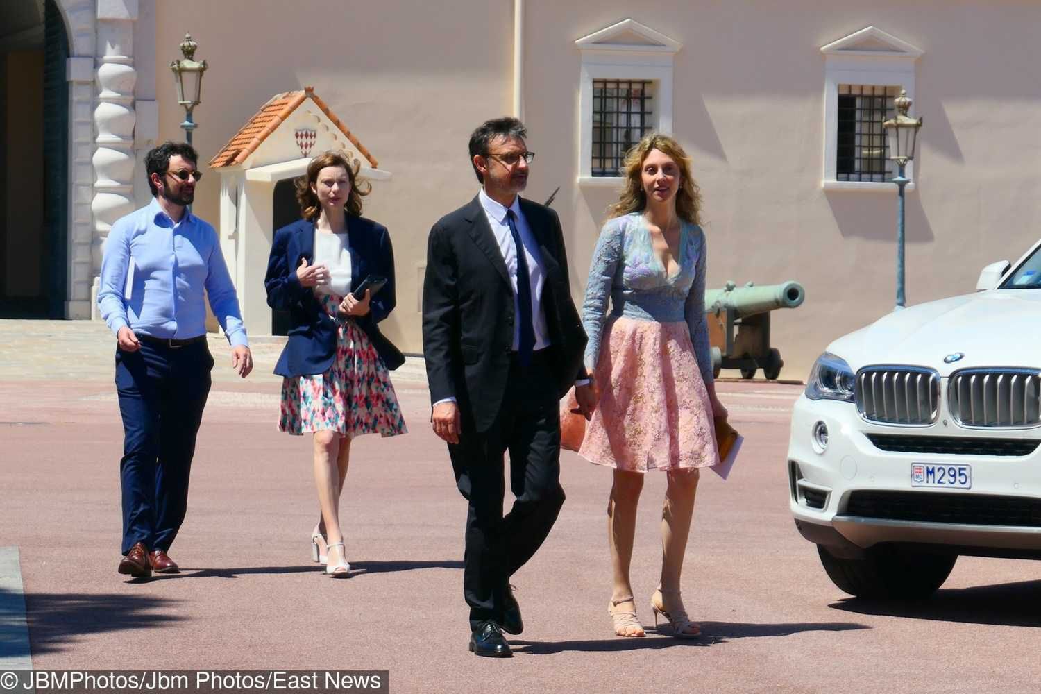Charlotte Casiraghi i Dimitri Rassam - goście w drodze na ślub