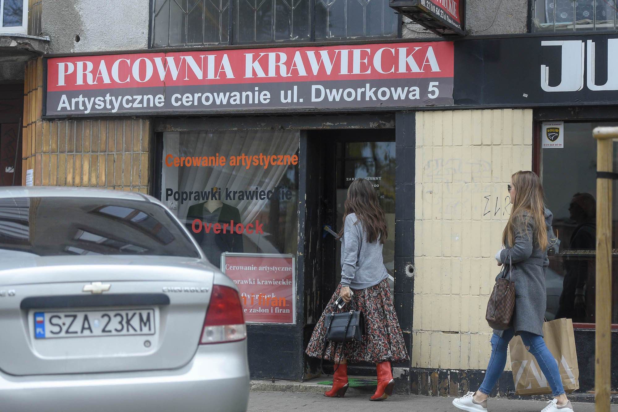 Kinga Rusin z córką oddają ubrania do krawca