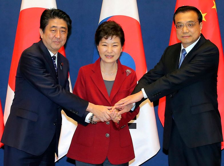 Od lewej: premier Japonii Shinzo Abe, prezydent Korei Park Geun-hye i premier Chin Li Keqiang.