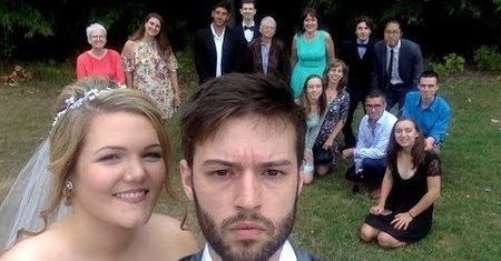 Mężczyzna robił selfie od 12 roku życia aż do dnia ślubu. Efekt jest powalający!