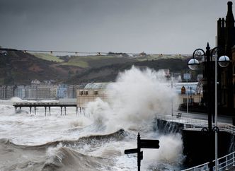 Gigatyczne fale zagrażają francuskiemu wybrzeżu