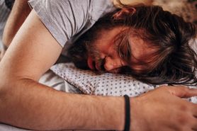 Początkowy objaw. Zauważysz przy alkoholowym stłuszczeniu wątroby