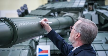 Wyjątkowy T-72 trafi do Ukrainy. Premier Czech zostawił na nim wiadomość