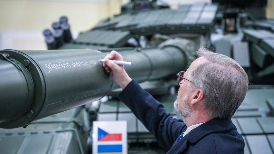 Premier Czech Petr Fiala zostawił dla Ukraińców wiadomość na czołgu T-72