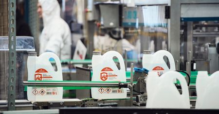 Orlen zwiększy produkcję płynu do dezynfekcji. Są też złe wieści – nie trafi na stacje