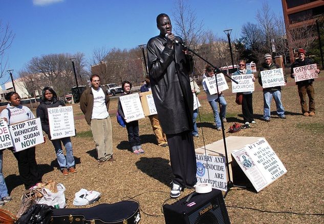 Manute Bol na proteście przeciwko wojnie domowej w Sudanie (fot. Getty Images)