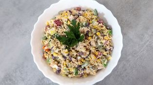 Sałatka z zupek chińskich z kurczakiem. Smaczne i efektowne danie