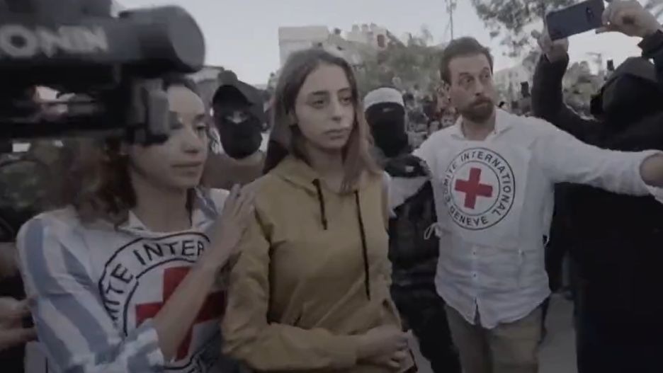 Mia Schem - moment przekazania przez Hamas
