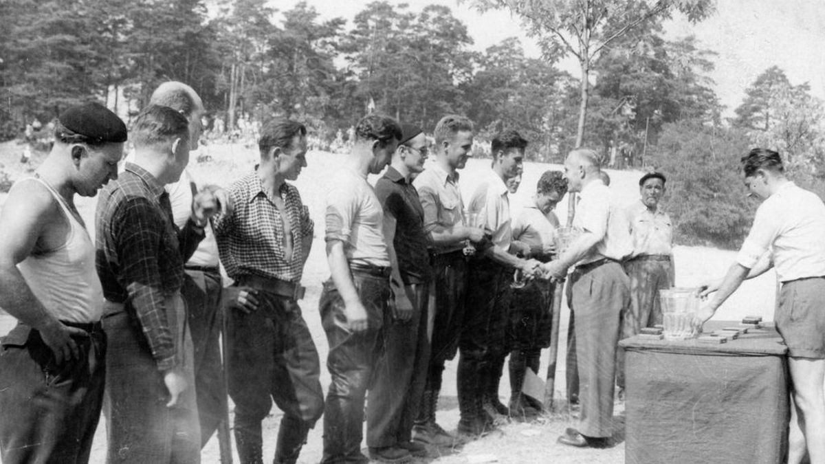 Materiały prasowe / St. Grabowski z www.janpaluch.org / Płk. Słowiecki rozdaje nagrody po zawodach crossowych na Młocinach, z lewej stoi Jan Paluch, były żużlowiec, medalista IMP