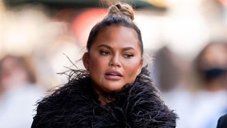 Chrissy Teigen przeszczepiła brwi. Użyła włosów z TYŁU GŁOWY (FOTO)