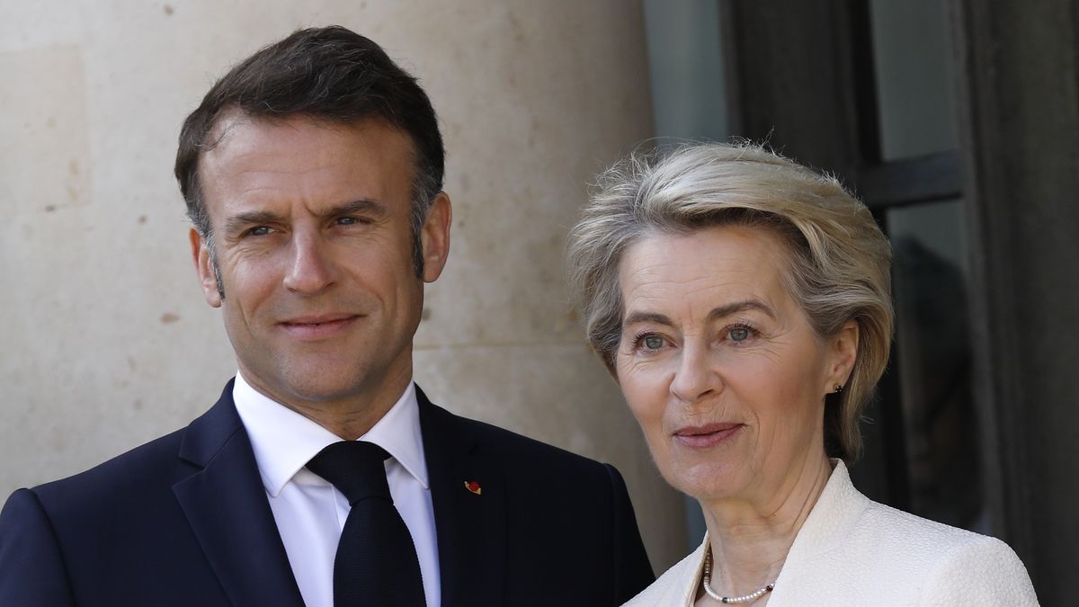 PARIS, FRANCE - MARCH 27: President of the European Commission Ursula von der Leyen is greeted by French President Emmanuel Macron ahead of the 'Coalition Of The Willing' summit in support of Ukraine at Elysee Palace on March 27, 2025 in Paris, France. French President Emmanuel Macron is convening a summit of EU and NATO members from 31 countries to outline additional support for Ukraine, as it continues to defend itself against Russia's full-scale invasion. A primary aim of the summit is to discuss potential peacekeeping measures, including troops on the ground from the so-called "Coalition of the Willing." The summit comes after the United States announced Tuesday that it had brokered a partial ceasefire deal between Russia and Ukraine in the Black Sea. (Photo by Antoine Gyori - Corbis/Corbis via Getty Images)