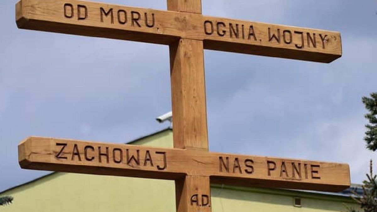 W Wierzbicy stanął krzyż odganiający koronawirusa