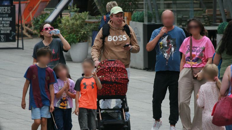 Olga Bołądź z rodziną w Sopocie