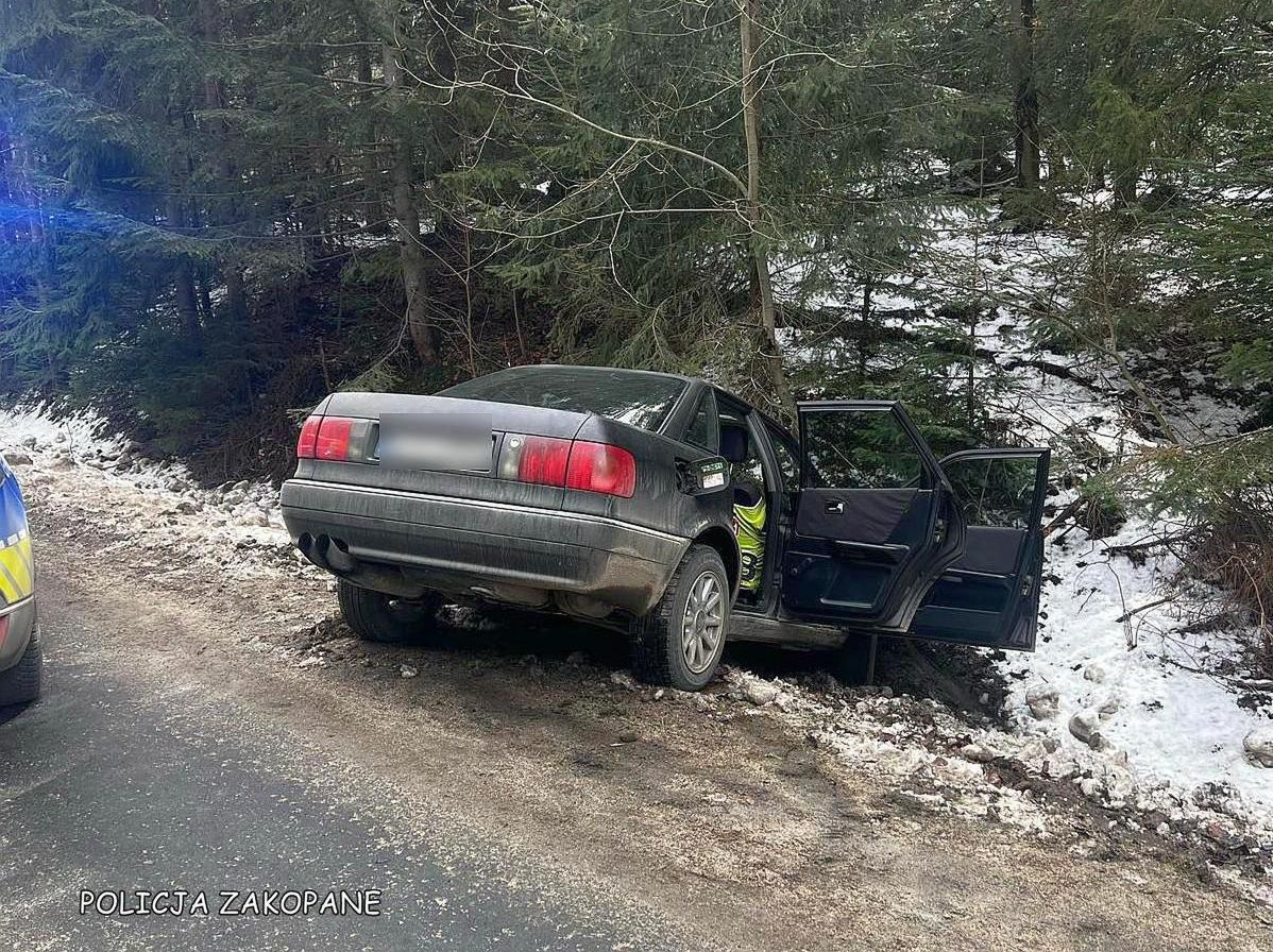 Ucieczka przed policjantami zakończona w rowie. 16-latek odpowie przed sądem.