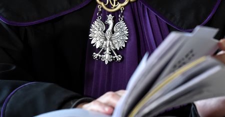 Groził śmiercią Tuskowi i Kopacz oraz wysadzeniem PE. Kara w zawieszeniu