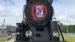Symbol Lecha Poznań zdewastowany. Pseudokibice Lechii Gdańsk zniszczyli lokomotywę pod Stadionem Miejskim (foto)