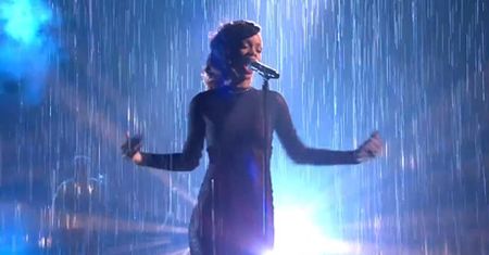 Rihanna śpiewa nowy singiel "w deszczu"!