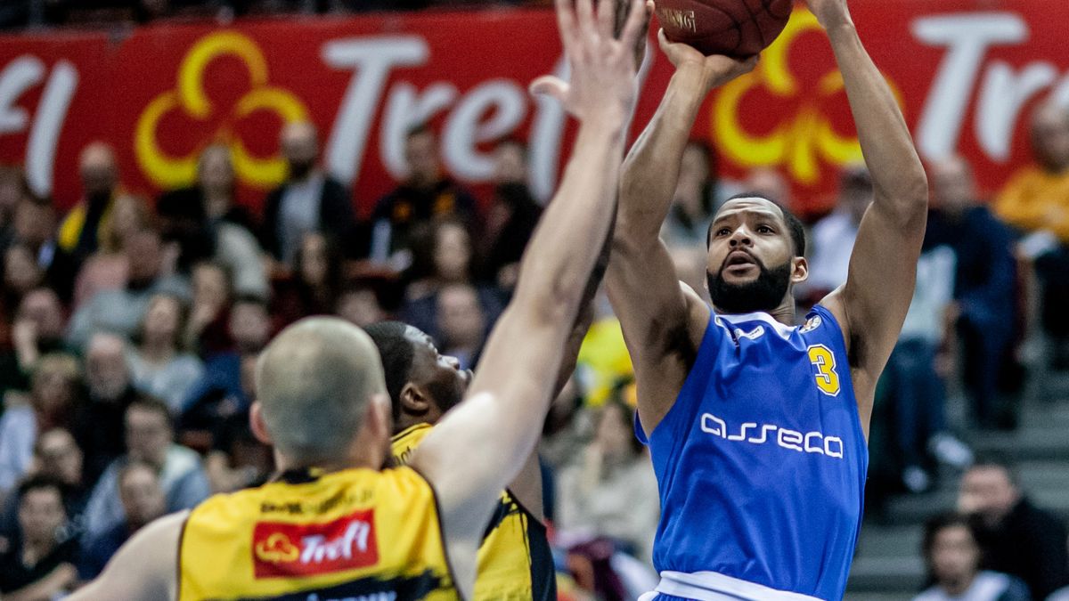 Newspix / Grzegorz Jędrzejewski / Na zdjęciu: Josh Bostic (z piłką)