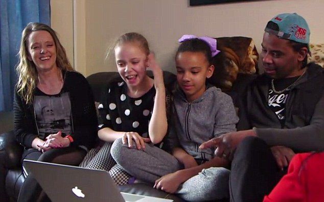 youtube.com Bliźniaczki o różnych kolorach skóry mają rodziców różnych ras 