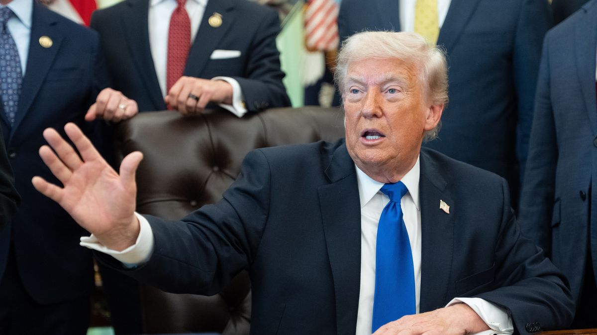 US President Donald J. Trump takes questions from the press during an executive order signing event in the Oval Office of the White House in Washington, DC, USA, 30 April 2026. EPA/AARON SCHWARTZ / POOL Dostawca: PAP/EPA.