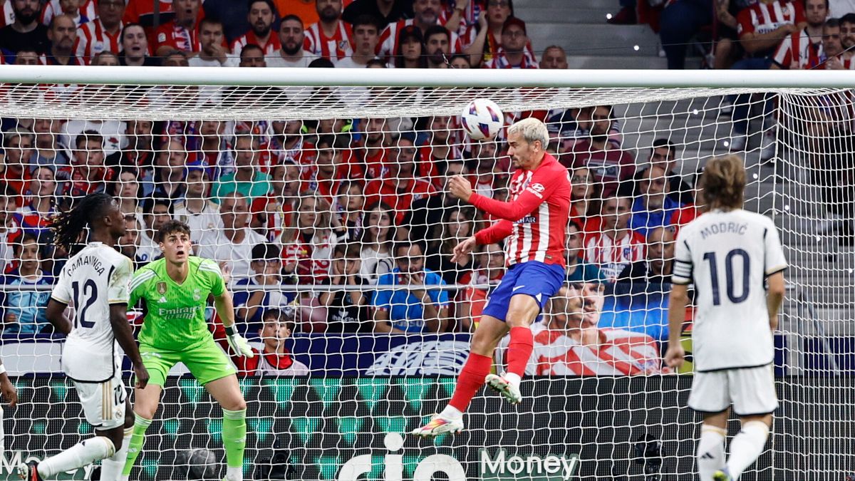 Antoine Griezmann strzela gola na 2:0 w derbach Madrytu