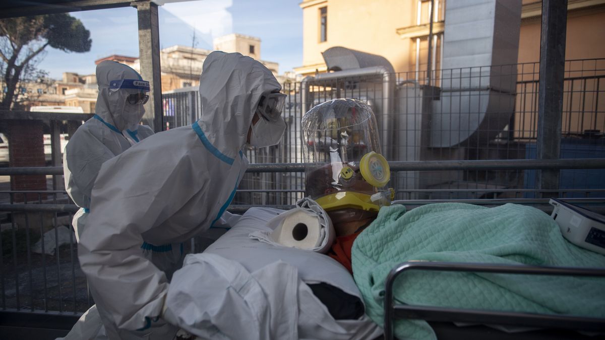 ROME, ITALY - DECEMBER 17: Health workers wearing the personal protective equipment (PPE) treat Covid-19 patient with the CPAP mask at the Covid Emergency department of the Umberto I Hospital, during the Coronavirus pandemic on December 17, 2020, in Rome, Italy. There have been over 1,870,000 reported coronavirus (COVID-19) cases in Italy and more than 65,857 related deaths since the beginning of the pandemic. (Photo by Antonio Masiello/Getty Images)