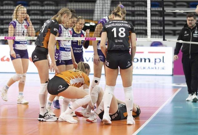 Julia Bińczycka doznała kontuzji i nie była w stanie sama opuścić parkietu (fot. PlusLiga/Łukasz Wójcik)