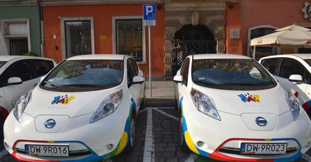 Parkowanie na miejscu dla elektryków nielegalne. Sąd wydał prawomocny wyrok