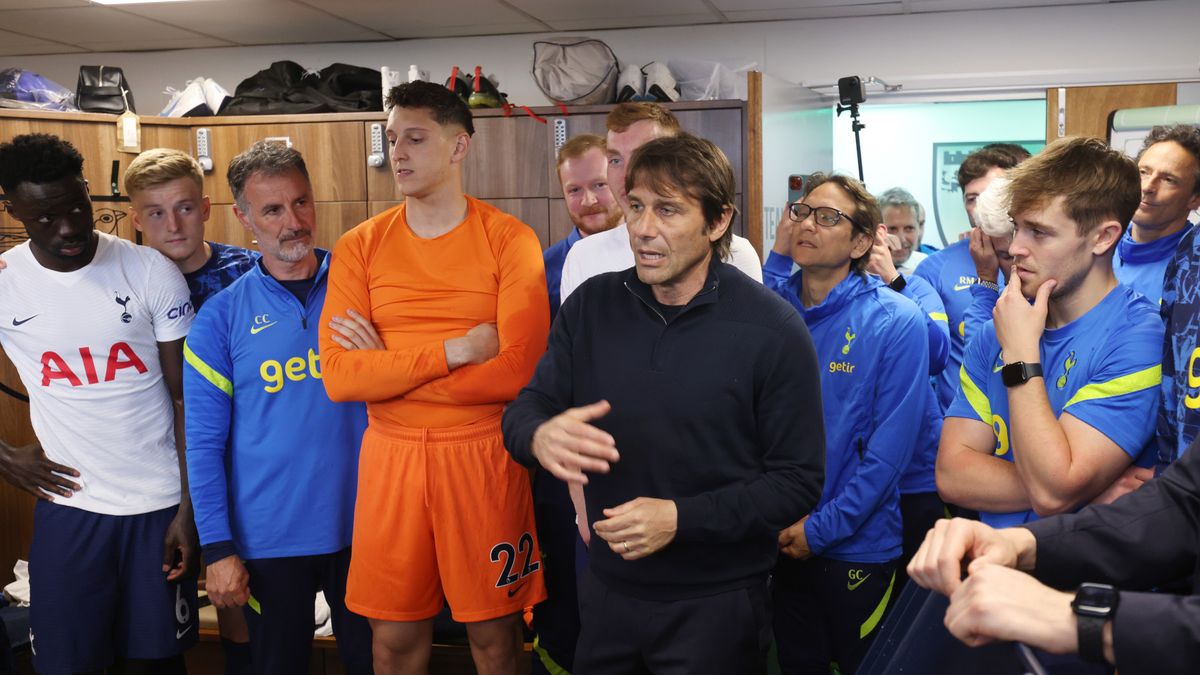 Getty Images / Tottenham Hotspur FC / Na zdjęciu: Antonio Conte z zawodnikami i sztabem szkoleniowym Tottnhamu Hotspur