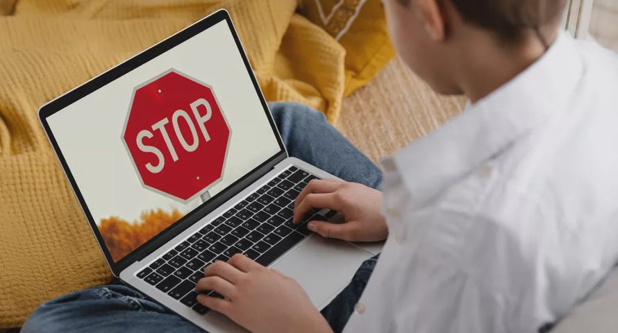 Serwis X z weryfikacją wieku w Wielkiej Brytanii. Zmiany dotknęły też Polskę