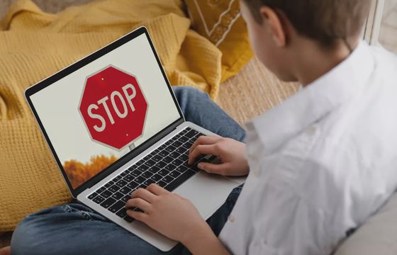 Serwis X z weryfikacją wieku w Wielkiej Brytanii. Zmiany dotknęły też Polskę