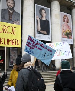 Warszawa. Manifestacja na placu Defilad. Chodzi o "Dzień Kobiet Bez Kompromisów"