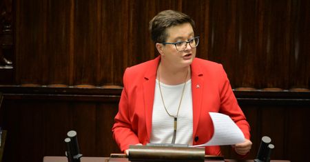 Lubnauer: "System szczepień w Polsce jest chory. Stażysta u optyka w kolejce przed seniorami" [WYWIAD]