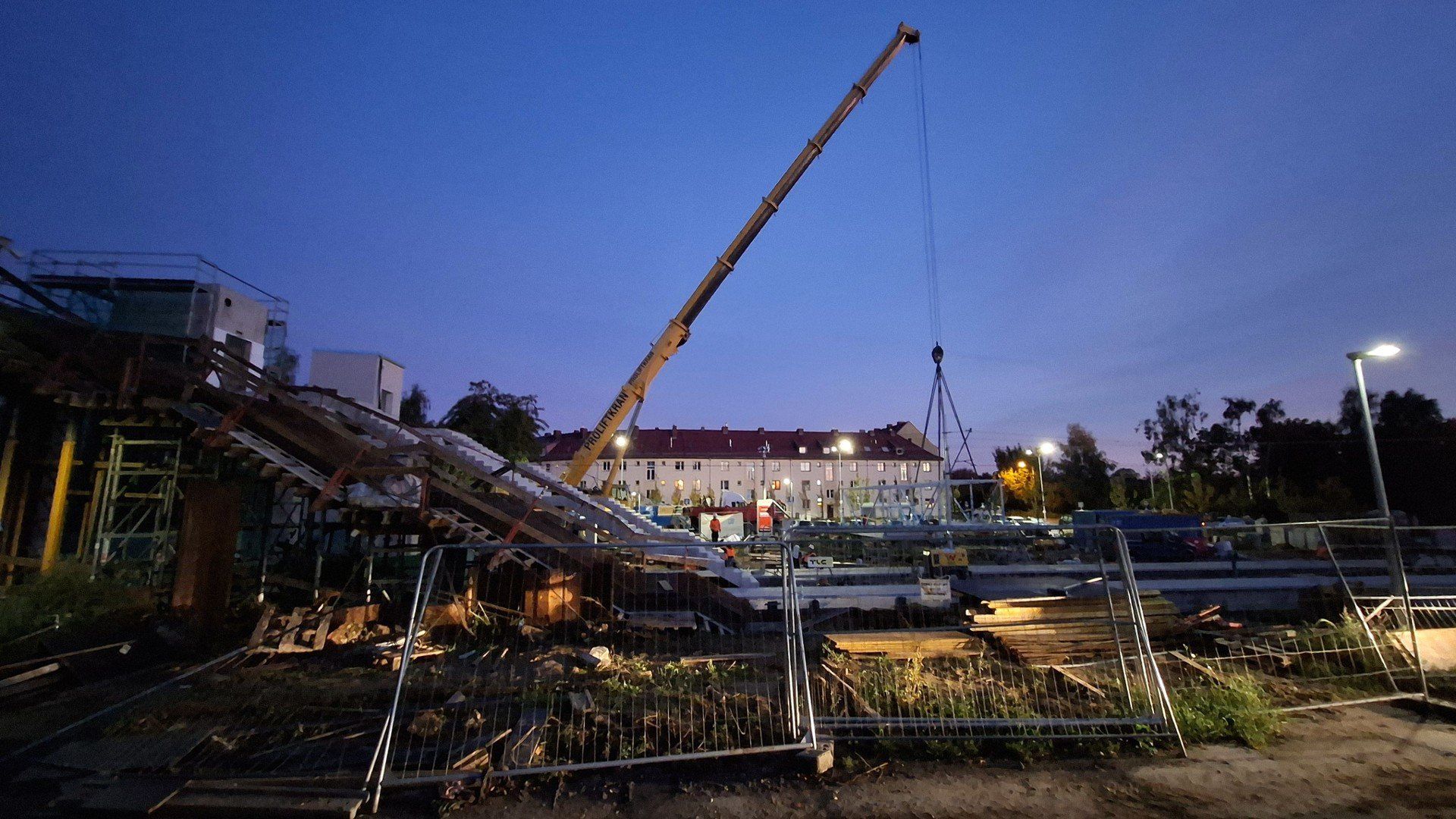 Przystanek SKM Szczecin Żelechowa. Montaż odbył się wieczorem 13 października