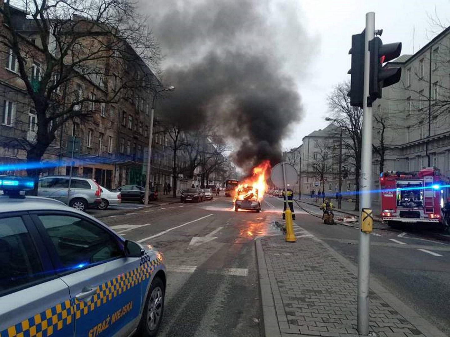 Warszawa. Nie pomogła akcja ratownicza. Samochód spłonął