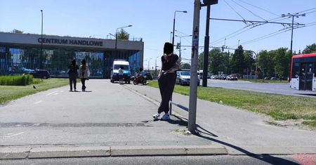 Zderzenie volkswagena z motocyklistą na rondzie przy VIVO. Kierowca samochodu ukarany mandatem