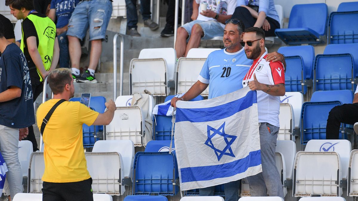 kibice pozują z flagą Izraela