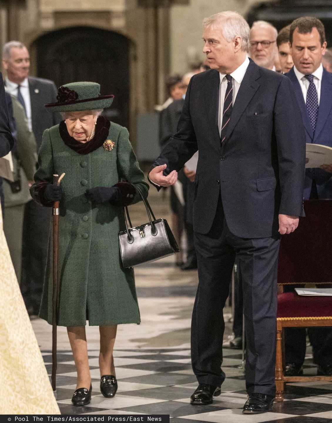 Osławiony książę Andrzej bryluje na ceremonii U BOKU KRÓLOWEJ