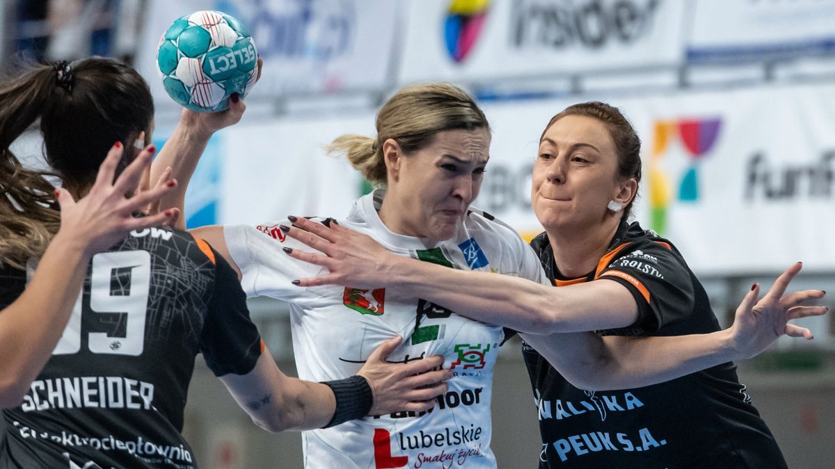 PAP / Wojtek Jargiło / Na zdjęciu: Kinga Achruk (przy piłce)