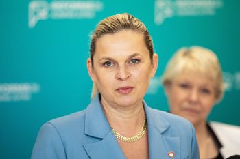 Zakaz używania smartfonów w szkołach. Decyzja rządu we wtorek