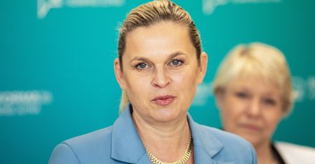 Zakaz używania smartfonów w szkołach. Decyzja rządu we wtorek