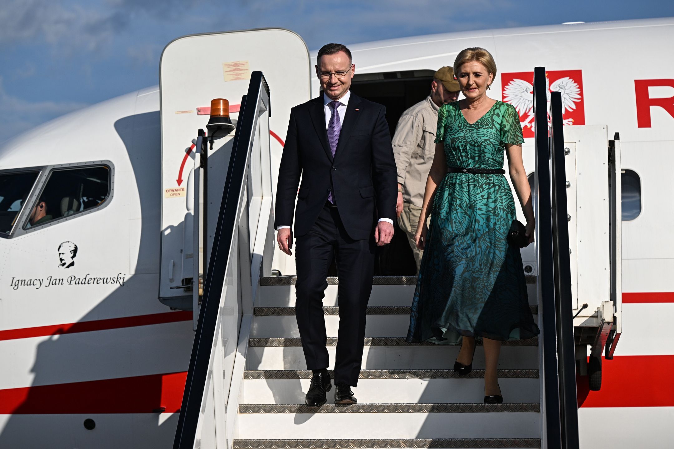 Kigali, Rwanda, 06.02.2024. Wizyta prezydenta RP w Rwandzie. Prezydent RP Andrzej Duda (L) oraz pierwsza dama Agata Kornhauser-Duda (P) podczas powitania na lotnisku w Kigali, 6 bm. Prezydent RP Andrzej Duda z pierwszą damą Agatą Kornhauser-Dudą są z wizytą w Afryce Wschodniej. Odwiedzą trzy państwa: Kenię, Rwandę i Tanzanię. Celami wizyty są promocja polskiego biznesu i współpraca w zakresie bezpieczeństwa. (jm) PAP/Radek Pietruszka