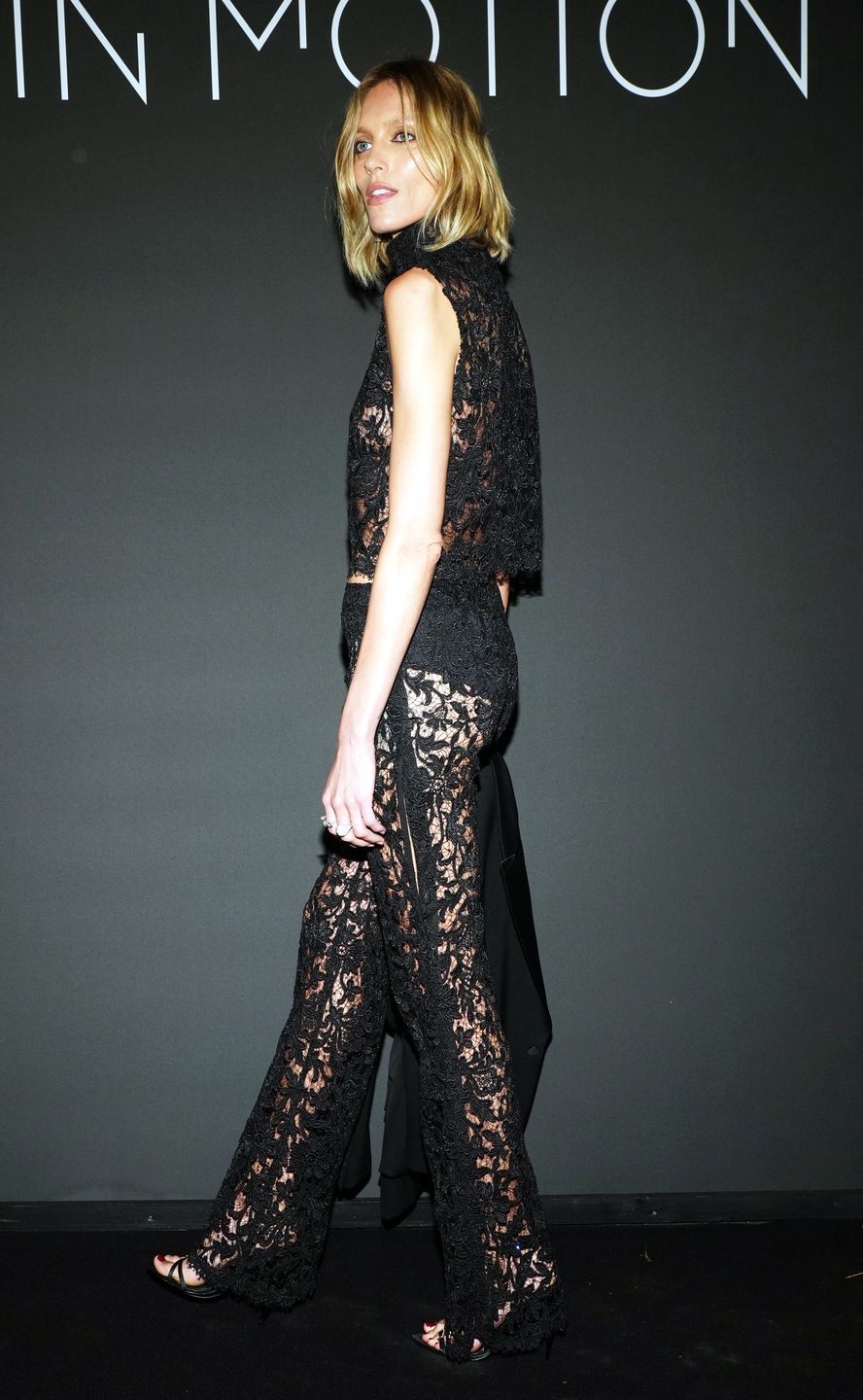 Anja Rubik w Cannes. Pod koronkowe wdzianko nie założyła stanika