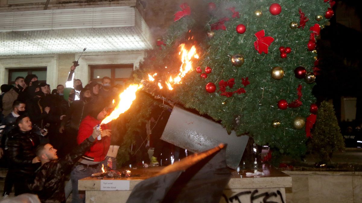 Protesty w Albanii wybuchły po śmierci 25-latka, który zginął z rąk policjanta. 