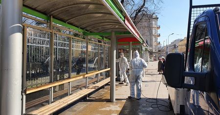 W obawie przed koronawirusem dezynfekują przystanki komunikacji miejskiej