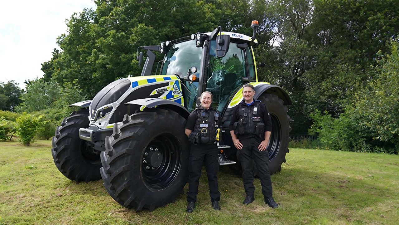 Ciągnik jako radiowóz policji