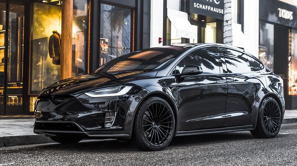 Wygląda dość agresywnie. Prezencja nareszcie koreluje z osiągami.